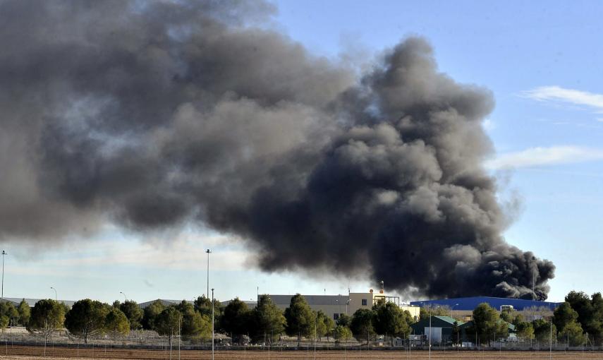 Una columna de humo sale del lugar del accidente tras estrellarse un avión F-16 griego en la base aérea de Los Llanos (Albacete).  EFE/Manu