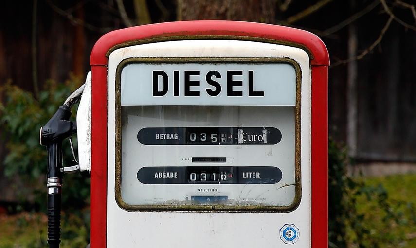 Un surtidor de diesel en una gasolinera en la localidad de Gasse, cerca del lago Tegernsee (ALEMANIA). REUTERS/Michael Dalder