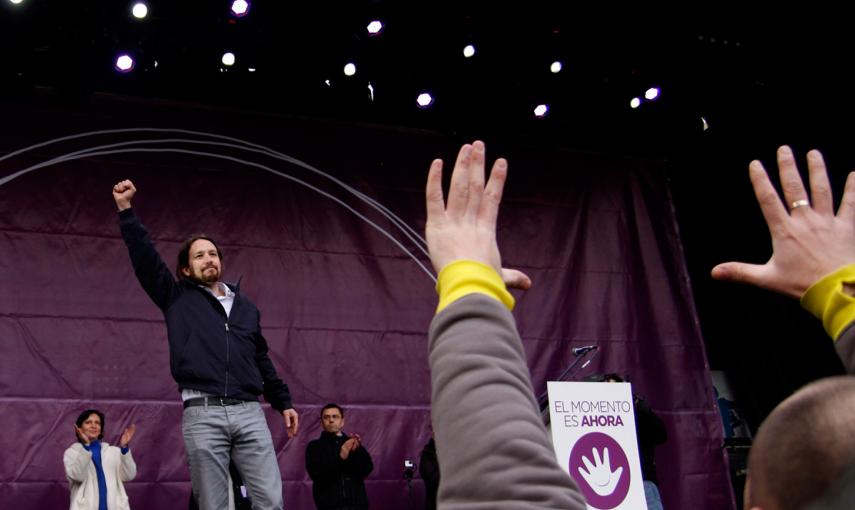 Pablo Iglesias, el líder de Podemos, levanta el punto tras pronunciar su discurso antes decenas de miles de personas en la Puerta del Sol de Madrid .-JAIRO VARGAS