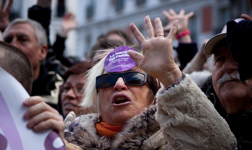 Una mujer escuchar los discursos de los líderes de Podemos en la Puerta del Sol. -JAIRO VARGAS