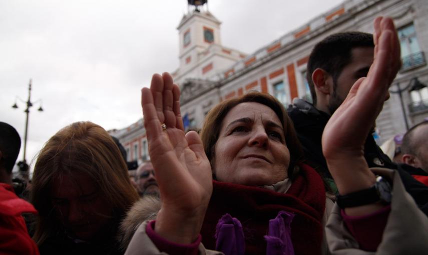Una mujer aplauda a los líderes de Podemos en la Puerta del Sol de Madrid. -JAIRO VARGAS