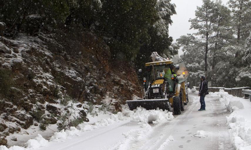 Una máquina quitanieves trabaja en la carretera MA-10, que recorre la sierra de la Tramontana. /EFE