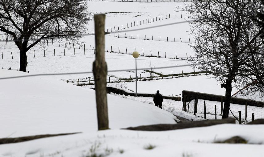 Un hombre camina por la localidad guipuzcoana de Berastegi, cubierta de un manto de nieve. /EFE