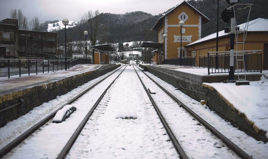 Estación de tren de Gibaja (Cantabria), donde las fuertes nevadas han complicado la circulación. /EFE