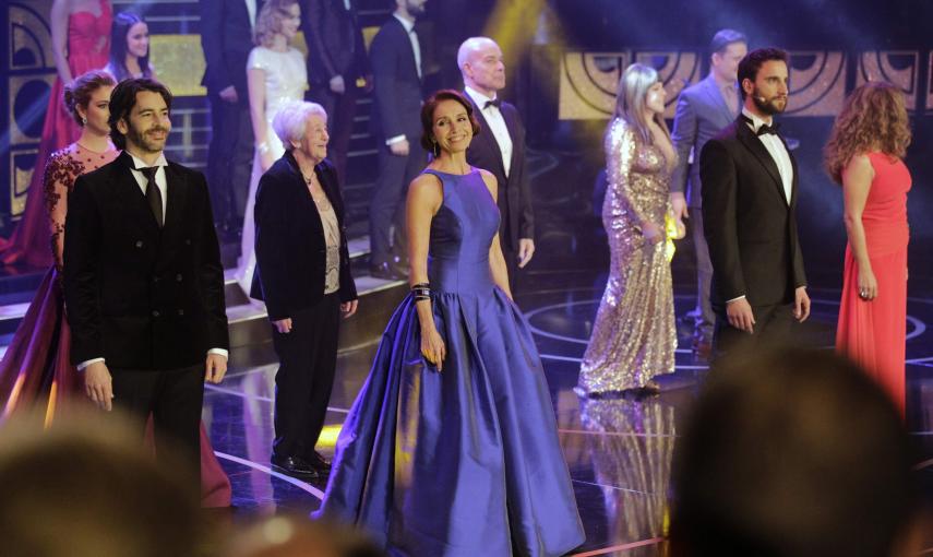 El actor Eduardo Noriega, la actriz y cantante Ana Belén y otros tantos actores en el número musical de apertura de la ceremonia de los Goya. REUTERS