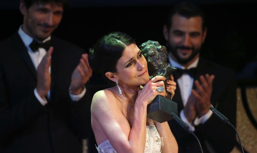 La actriz Nerea Barros posa con su Goya a la mejor Actriz Revelación por su papel en 'La Isla Mínima'. REUTERS
