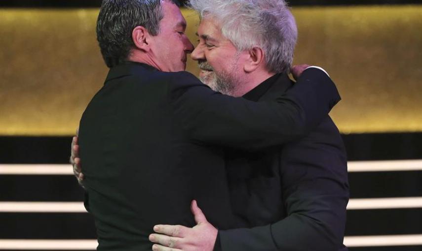 Almódovar se abraza con Antonio Banderas. /EFE