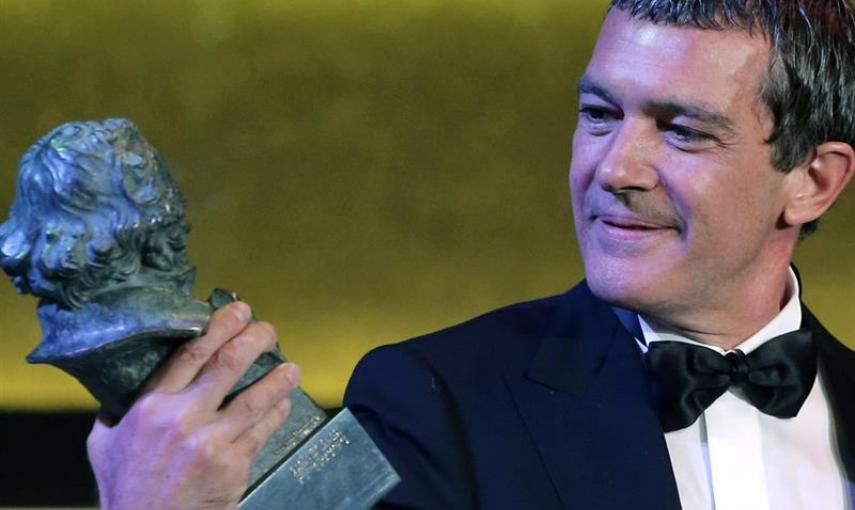 Antonio Banderas con el Goya de Honor. /EFE