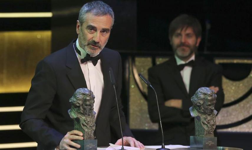 Javier Fesser recibe el premio al Mejor Guión Adaptado por "Mortadelo y Filemón contra Jimmy el Cachondo". /EFE