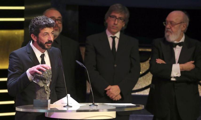 El realizador Alberto Rodríguez recibe el Goya al Mejor Director, por su trabajo en "La Isla mínima". /EFE