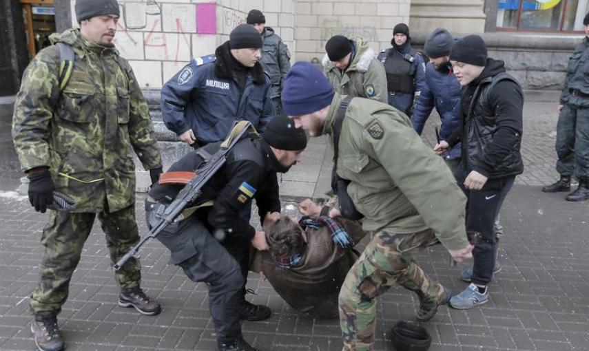 Policías ucranianos arrestan a dos presuntos terroristas en la plaza de la Independencia de Kiev, Ucrania, hoy, 9 de febrero de 2015. Las consultas diplomáticas sobre la iniciativa de paz para Ucrania continúan hoy en un intento de lograr un acuerdo en la