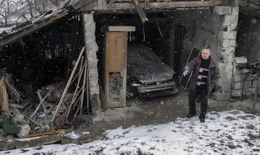 Un hombre observa los destrozos de su garaje tras un bombardeo en Donetsk, Ucrania, hoy, lunes 9 de febrero de 2015. El Gobierno alemán anunció ayer la celebración de una cumbre en Minsk (Bielorrusia) este miércoles con participación de Rusia, Ucrania, Al
