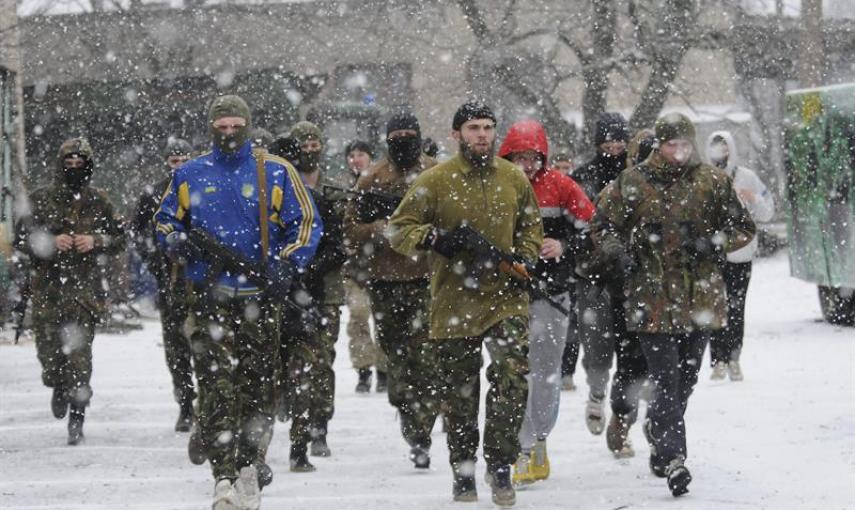 Soldados del batallón de voluntarios de Ucrania "Azov" realizan ejercicios hoy, lunes 9 de febrero de 2015, en una base de Mariupol (Ucrania). Líderes de Alemania, Francia, Ucrania y Rusia planean realizar una reunión de emergencia sobre el conflicto ucra