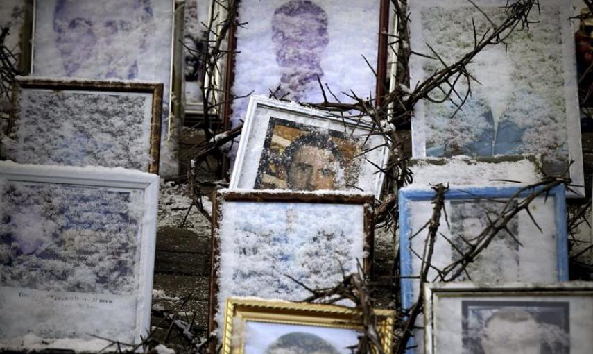 Fotos, velas y altares con flores, en recuerdo del más de centenar de manifestantes que murieron en las protestas y en los violentos disturbios que estallaron en febrero pasado en Kiev, permanecen en la Plaza de la Independencia, el Maidán, que hoy ha vis