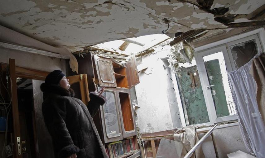 Una mujer observa su casa dañada tras un bombardeo en el distrito Petrovskiy de Donetsk, Ucrania, el 10 de febrero del 2015. Unidades de las Guardia Nacional apoyadas por efectivos del Ejército ucraniano se han hecho con el control de varias ciudades en e