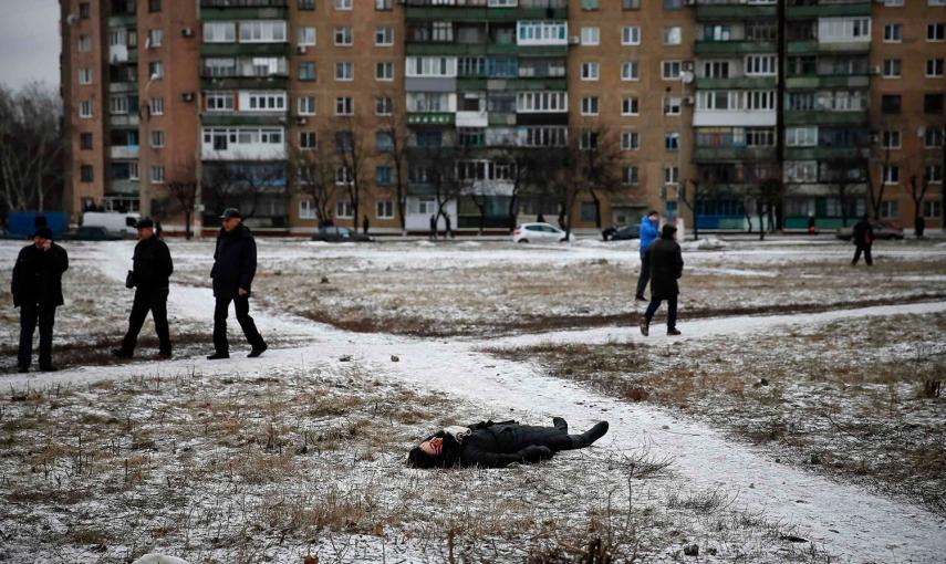 El cuerpo de una mujer, asesinada por los bombardeos en Ucrania, descansa en una calle de una zona residencial en la ciudad de Kramatorsk, en el este de Ucrania. /GLEB GARANICH (REUTERS)