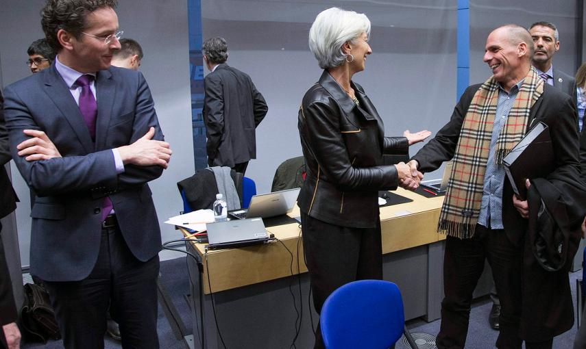 El presidente del Eurogrupo, Jeroen Dijsselbloem, mira mientras el ministro de financias griego, Tanis Varoufakis, y la directora del FMI, Christine Lagarde se saludan. /YVES HERMAN (REUTERS)