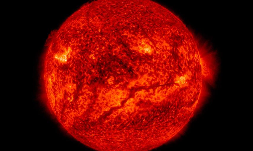 Una línea oscura serpentea a través de la mitad inferior del Sol, en esta imagen del Observatorio de Dinámica Solar  de la NASA (SDO). Las partes más oscuras representan en esta imagen las zonas más frías, así que la línea se trata de material más frío fl