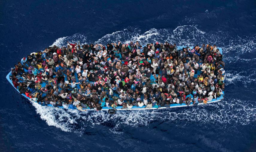Segundo premio en la categoría de noticias generales, para el fotógrafo italiano Massimo Sestini, en esta imagen que muestra el rescate de inmigrantes por una fragata italiana el 7 de junio de 2014.