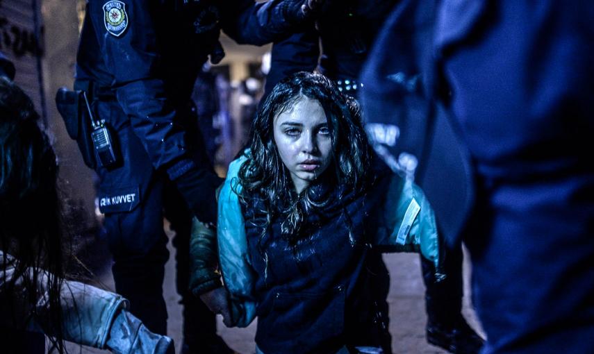 El turco Bulent Kilic ha ganado en la categoría de actualidad. La fotografía muestra a una joven durante los disturbios entre manifestantes y policía ocurridos en una protesta tras el funeral del adolescente Berkin Elvan el 12 de marzo de 2014 en Estambul