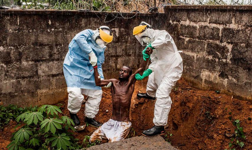 El fotógrafo estadounidense Peter Muller ha ganado en la categoría de noticias generales. La imagen muestra a personal sanitario en un centro de atención a enfermos de ébola con un paciente en estado de delirio en Hastings (Sierra Leona), el pasado 23 de