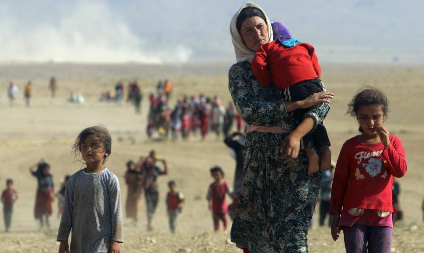 Miembros de la secta minoritaria de los Yazidi huyen de la violencia del Estado Islámico, y se dirigen a la frontera siria (11 de agosto de 2014). REUTERS/Rodi Said