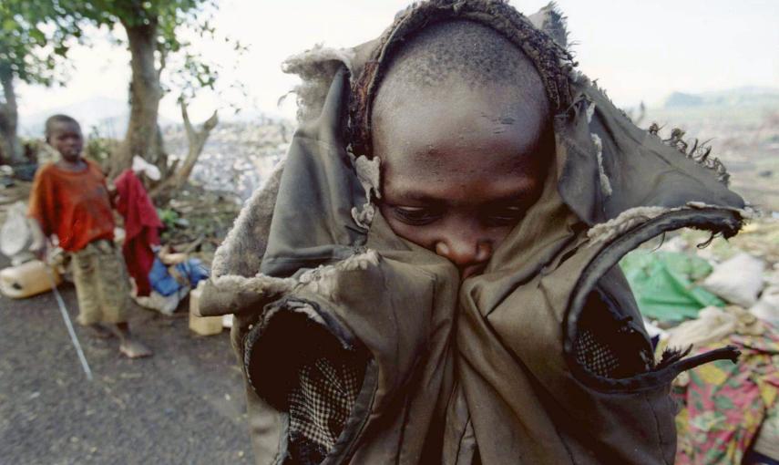 Un joven refugiado ruandés en su huida (30 de noviembre de 1996). REUTERS/Corinne Dufka