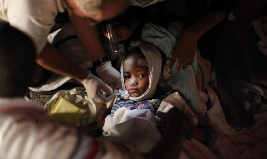Un niño herido recibe tratamiento médico después del terremoto de Haití (13 de enero de 2010). REUTERS / Eduardo Muñoz