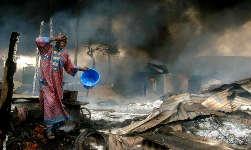 Un hombre se limpia el hollín de la cara tras la explosión de una tubería de petróleo cerca de Lagos, la capital de Nigeria, después de que varias personas perforas el oleoducto (26 de diciembre de 2006). REUTERS / Akintunde Akinleye