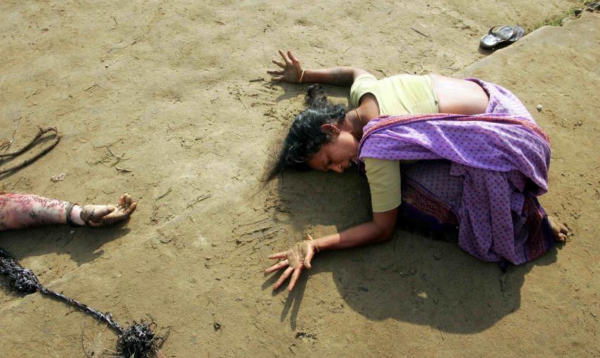 Una mujer india de luto por la muerte de sus familiares en el tsunami que arrasó el sudeste asiático (28 de diciembre de 2004). REUTERS / Arko Datta