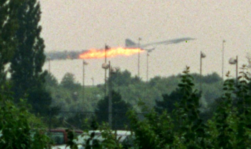 Imagenes del Concorde de Air France en llamas al despegar del  aeropuerto de París Roissy, en el accidente que provocó la muerte de toda los pasajeros y la tripulación, y que supuso el final de este tipo de avión (25 de julio de 2000). REUTERS / Andras Ki
