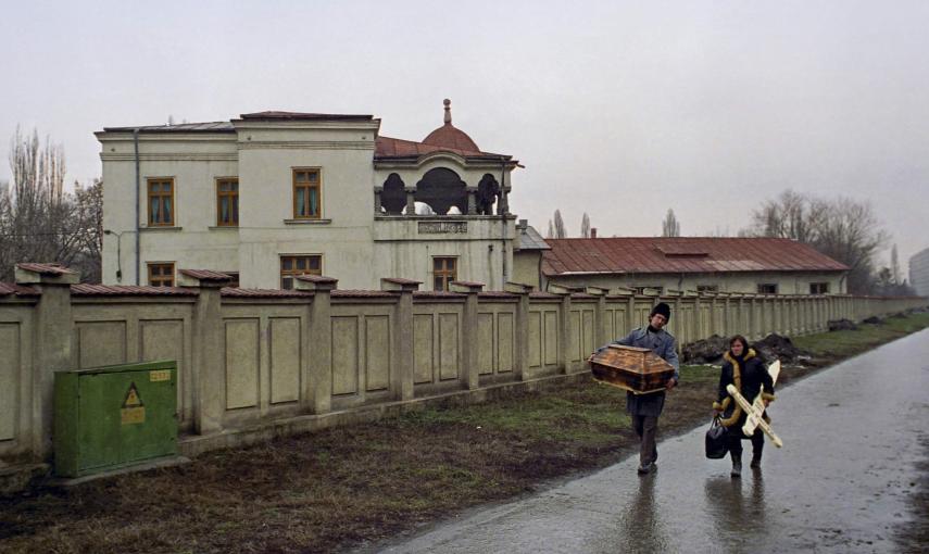 Unos padres rumanos llevan un pequeño ataúd donde va el cuerpo de bebé, muerto por el sida en un hospital de Bucarest (6 de febrero de 1990). REUTERS / Radu Sigheti