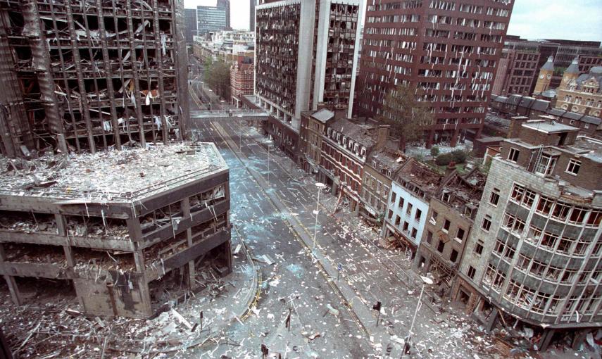 Imagen de las calles de la City de Londres afectadas por la explosión de dos bombras del IRA (24 de abril de 1993). REUTERS / Andre Camara