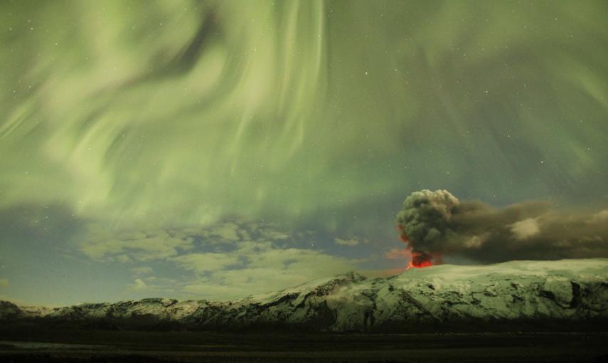 La nube de cenizas prvocadas por la erupción del volcán islandés Eyjafjallajokull, que prvocó la mayor paralización del transporte aéreo en Europa desde la II Guerra Mundial (22 de abril de 2010). REUTERS / Lucas Jackson