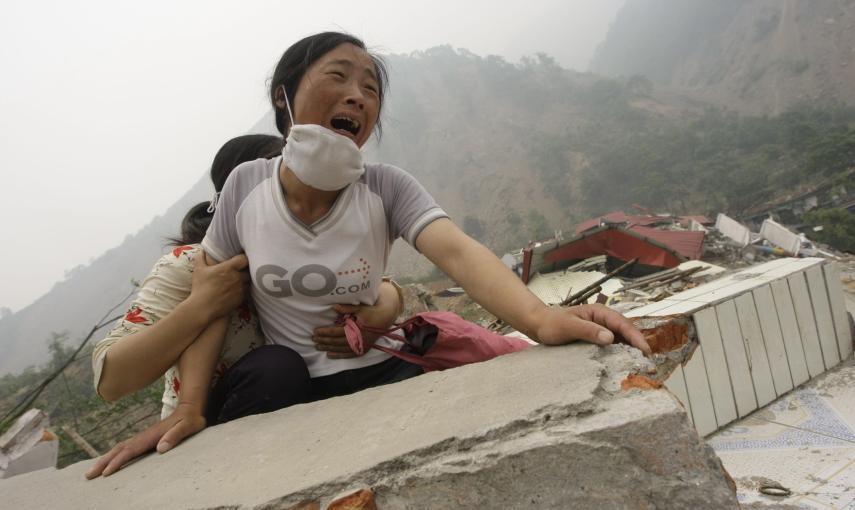 Una mujer llora al no poder encontrar a sus hijos y ni a su marido tras  el terremoto en la provincia china de de Sichuan (17 de mayo de 2008) REUTERS / Jason Lee