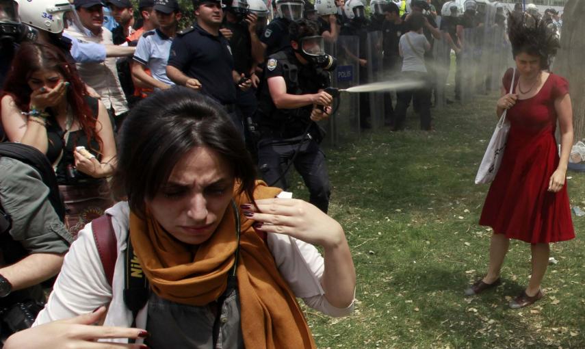 Un policía antidisturbios turca usa gases lacrimógenos contra la manifestación en Taksim, que se inició como una protesta contra la destrucción de los árboles en un parque cercano a la céntrica plaza de Estambul (28 de mayo de 2013). REUTERS / Osman Orsal