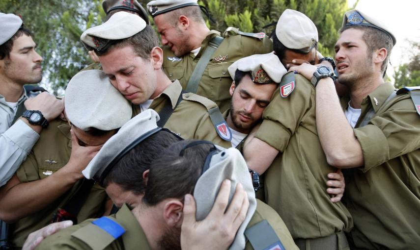 Soldados israelíes lloran durante el funeral de un compañero en un cementerio en Beersheba (7 de enero de 2009). REUTERS / Eric Gaillard