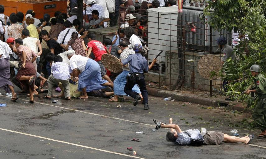 El fotógrafo Kenji Nagai de APF agoniza después que la policía y los militares disparasen contra él en Yangon durante la "Revolución Azafrán" en Myanmar, donde los precios del combustible se encendieron las protestas, protagonizadas principalmente por los