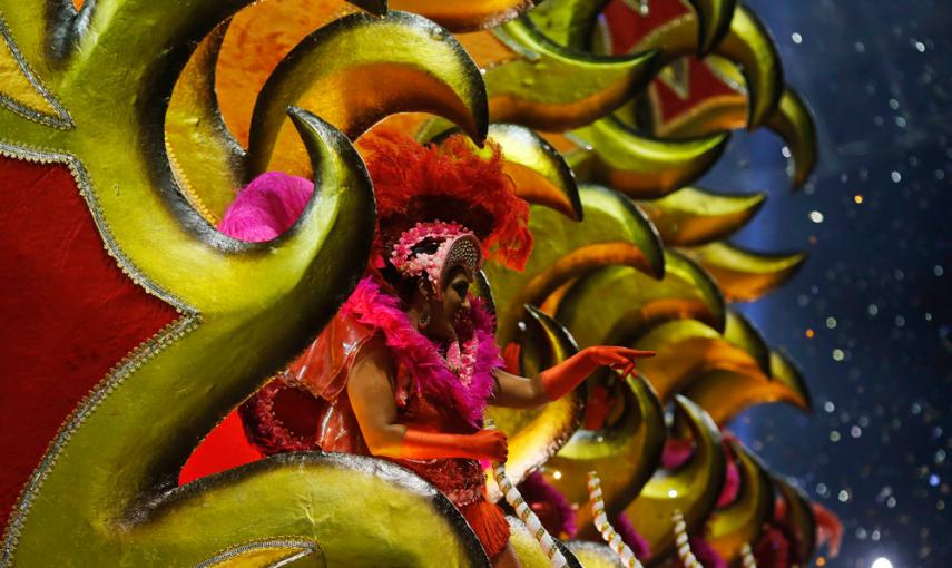 Un miembro de la escuela de samba Las Rosas de Ouro desfila en el sambódromo de Sao Paulo durante el Carnaval. REUTERS
