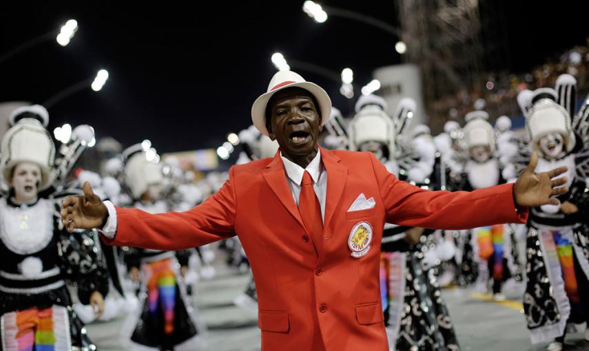 Un miembro de la escuela de samba Tom Maior desfila en el sambódromo de Sao Paulo durante el Carnaval. REUTERS