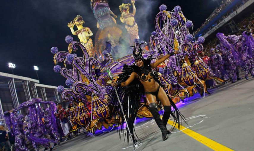 Un miembro de la escuela de samba de Las Rosas de Ouro desfila en el sambódromo de Sao Paulo durante el Carnaval. REUTERS