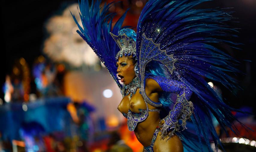 Un miembro de la escuela de samba Bangu desfila durante el Carnaval en Río de Janeiro. REUTERS