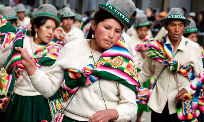 Varias indígenas bolivianas bailan durante el Anata Andina, en Carnaval. REUTERS