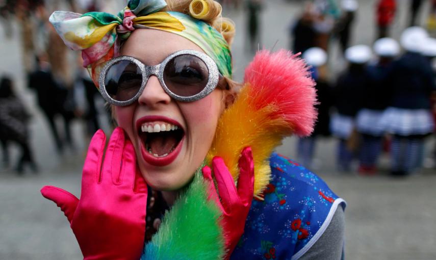 Una mujer disfrazada durante el Weiberfastnacht, el carnaval de mujeres en Colonia, Alemania. REUTERS