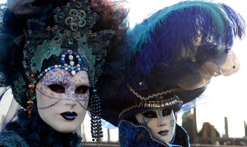 Varias personas vestidas con máscaras durante el Carnaval de Venecia. REUTERS