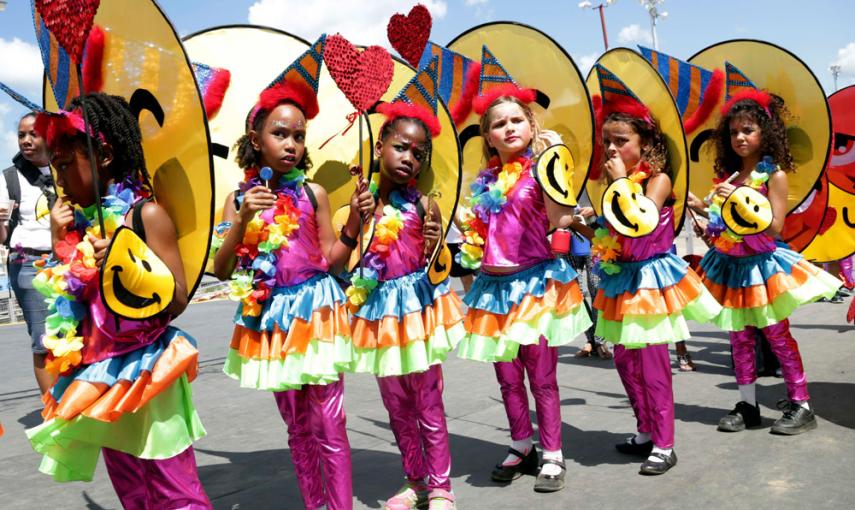 Varias niñas esperan a desfilar antes de que de comienzo el concurso de carnaval infantil en Trinidad y Tobago. REUTERS