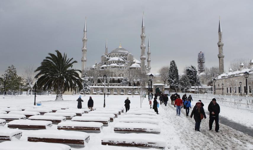 Turistas en la Plaza de la Mezquita (Sultanahmet) en la ciudad vieja de Estambul./REUTERS-Osman Orsal