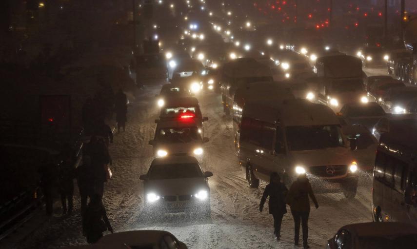 El intenso temporal de nieve provoca un gran atasco en la principal carretera de Estambul./ REUTERS-Murad Sezer