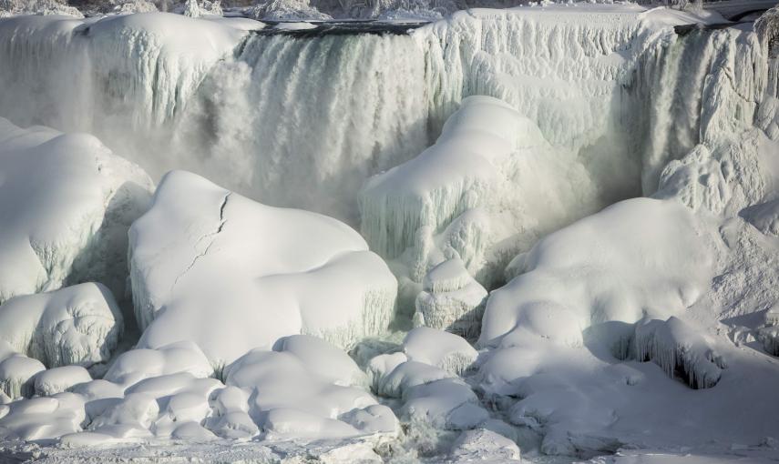 Las Cataratas del Niágara, situadas en la frontera entre Estados Unidos y Canadá, congeladas por la caída de las temperaturas.