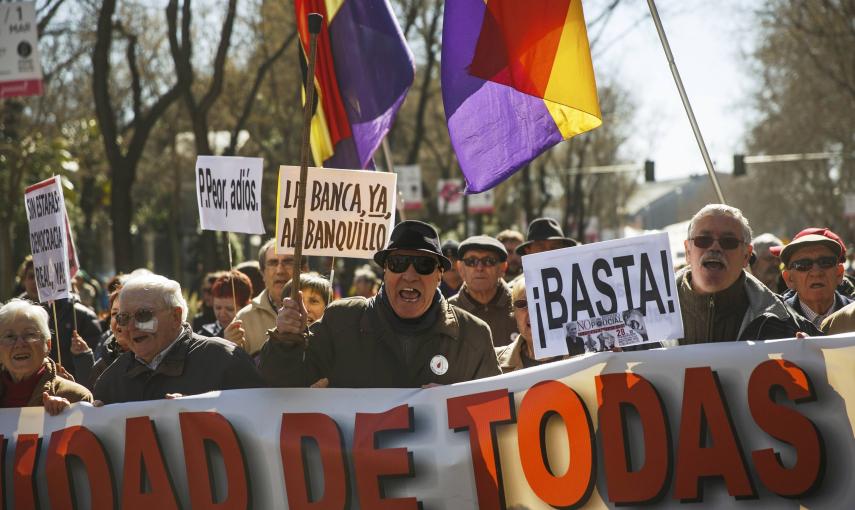 Un grupo de manifestantes de la Marea Ciudadana con una pancarta y carteles contra las medidas de austeridad impuestas desde la UE y adoptadas por el Gobierno de Rajoy. REUTERS/Andrea Comas